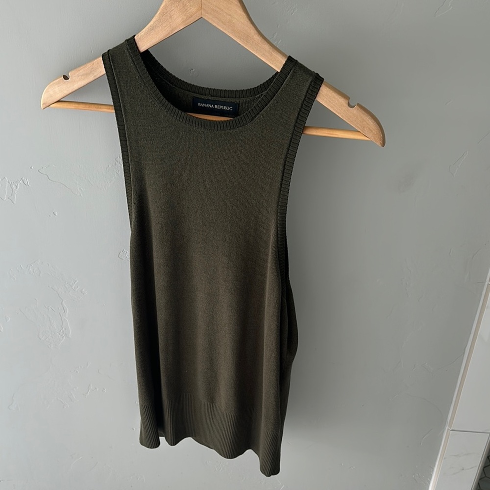 Banana Republic Olive Tank Top with Soft Fabric and Sleek Design